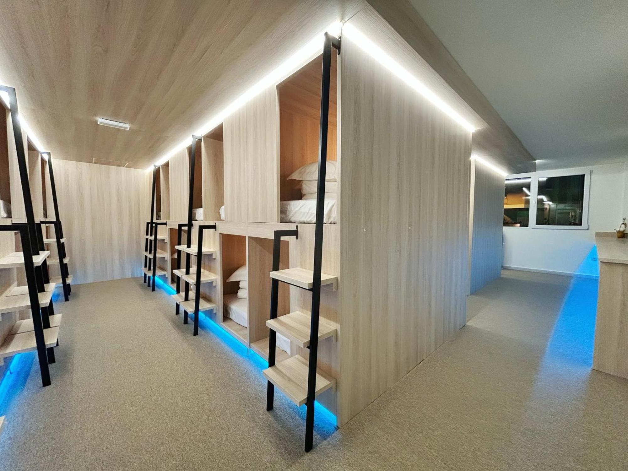 Unplan Hostel Мадрид Екстериор снимка