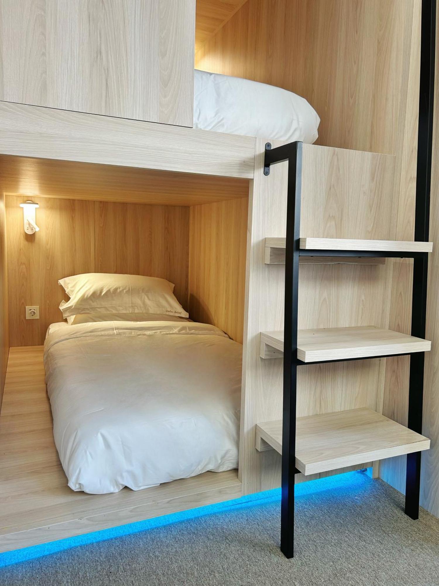 Unplan Hostel Мадрид Екстериор снимка